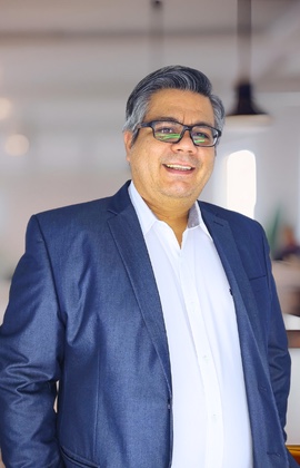 Retrato de Edward Veas, fundador e CEO do Grupo OC